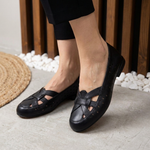 Ballerines noires à talon bas, bride croisée et perforations
