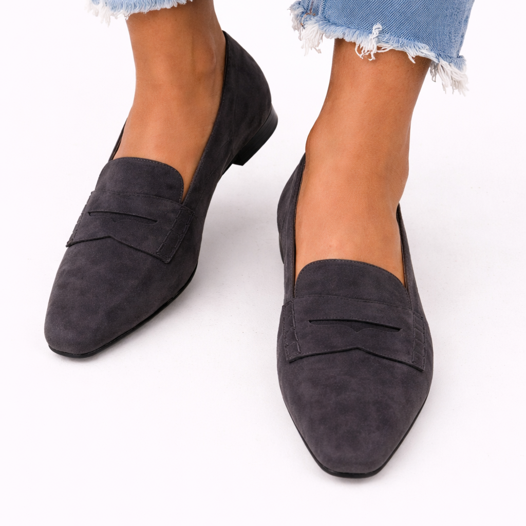 Mocassin noir en daim, bout en amande et bride décorative, style élégant