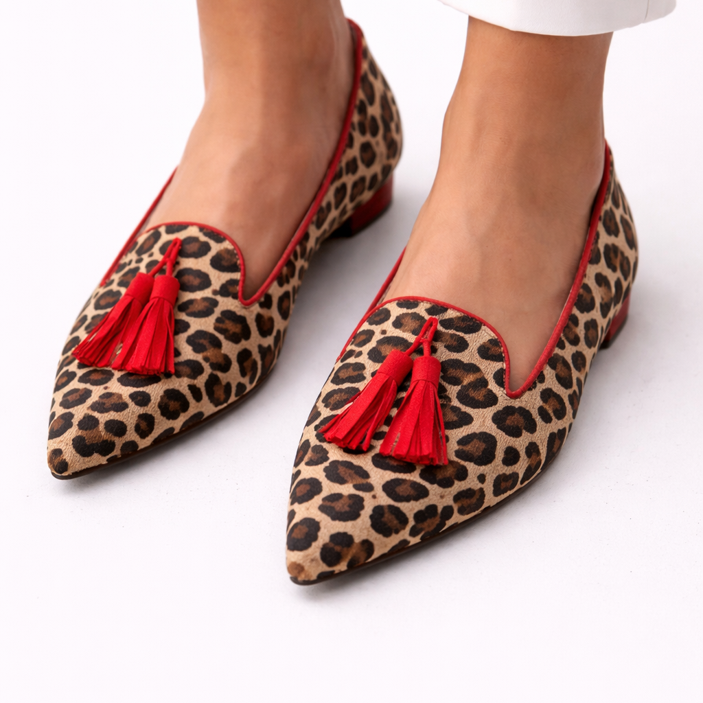 Mocassins à imprimé léopard avec liseré rouge et pompons rouges