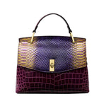 Sac à main en cuir effet croco violet, rabat à motif écailles et fermoir doré.
