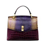 Sac à main en cuir effet croco violet, rabat à motif écailles et fermoir doré.
