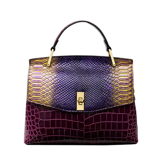 Sac à main en cuir effet croco violet, rabat à motif écailles et fermoir doré.