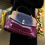 Sac à main effet croco bicolore violet et fuchsia, rabat à écailles bleues, fermoir doré.