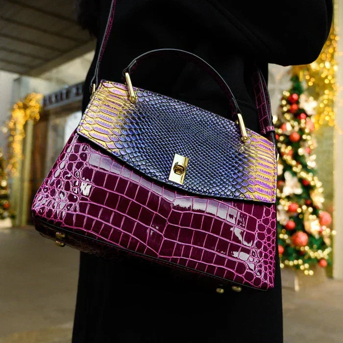 Sac à main effet croco bicolore violet et fuchsia, rabat à écailles bleues, fermoir doré.