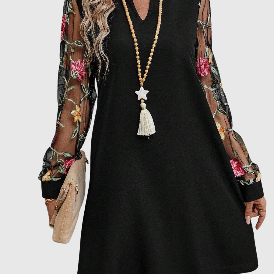Robe Jorli noire décolleté en V, manches longues en tulle fleuri