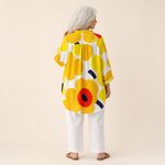 Blouse jaune à motifs fleurs, dos avec ouverture et col à volants, boutonnage