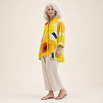 Blouse ample jaune à motifs fleurs, col à volants et boutonnage, manches 3/4