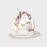 Sac à main blanc avec foulard imprimé rose et bleu, rabat et fermoir rectangulaire.