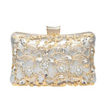 Pochette Zélie rectangulaire ornée de fleurs, perles et strass, couleur dorée
