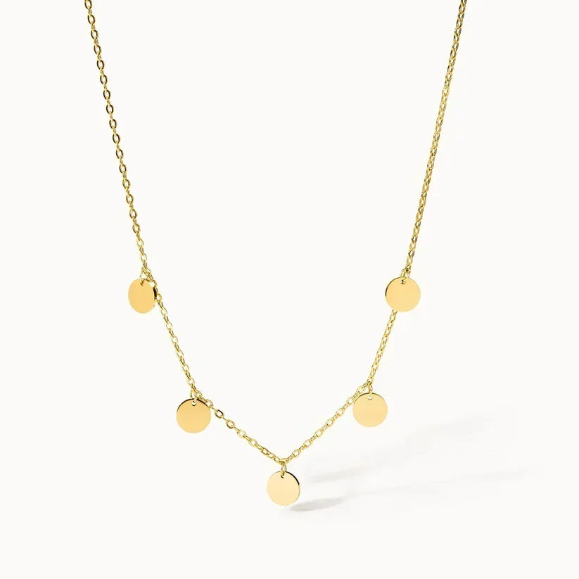 Collier à chaîne fine dorée avec 5 disques ronds pendants