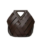 Sac en cuir tressé marron foncé, poignée courte et ouverture triangulaire