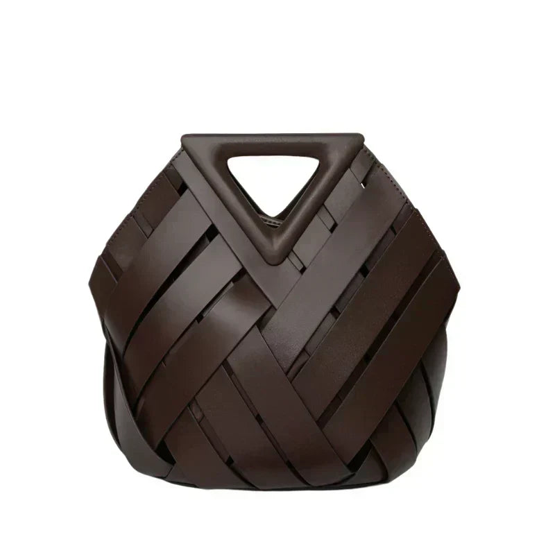 Sac en cuir tressé marron foncé, poignée courte et ouverture triangulaire