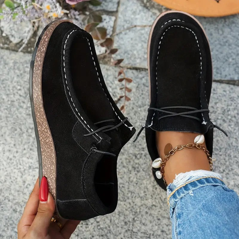 Mocassins noirs, bouts arrondis et semelle beige avec tranches contrastées