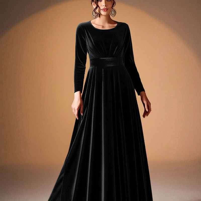 Robe maxi en velours noir, manches longues, encolure ronde, taille froncée, jupe évasée.