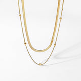 Claire – Un collier simple en or à deux rangs à l’éclat moderne