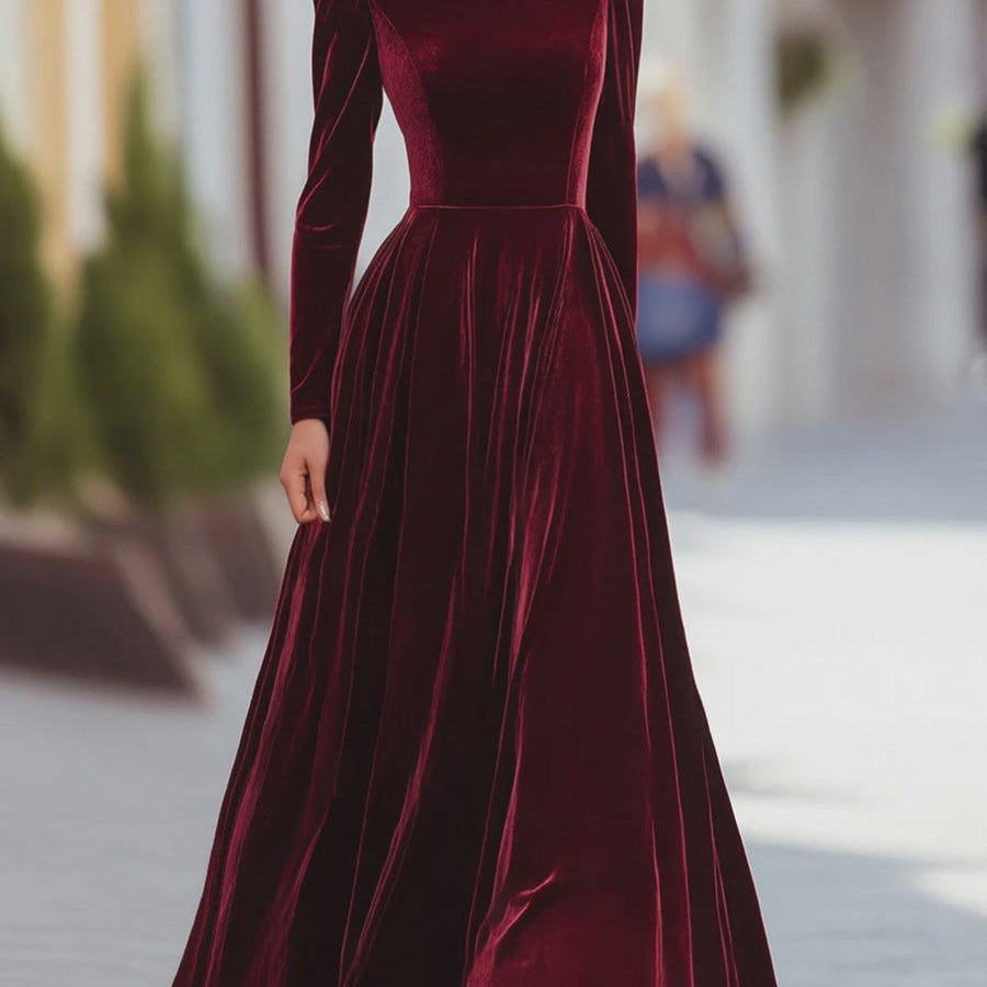 Robe maxi en velours rouge vin à col montant, manches longues, taille ceinturée