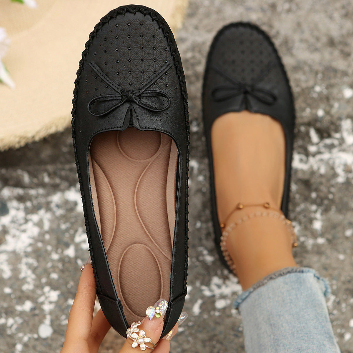 Mocassins noirs à boucle décorative et nœud, bout mocassin ajouré