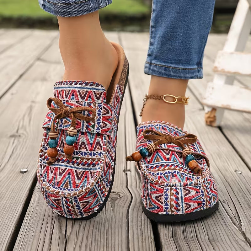Mocassins à motifs géométriques bleu, rouge et blanc, lacets en cuir