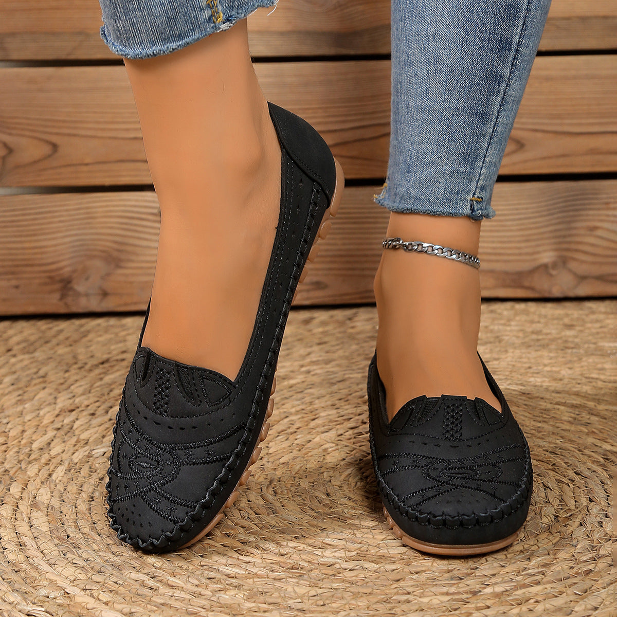 Mocassins Iseult noirs à pampilles, empiècements décoratifs et semelle coussinée marron.