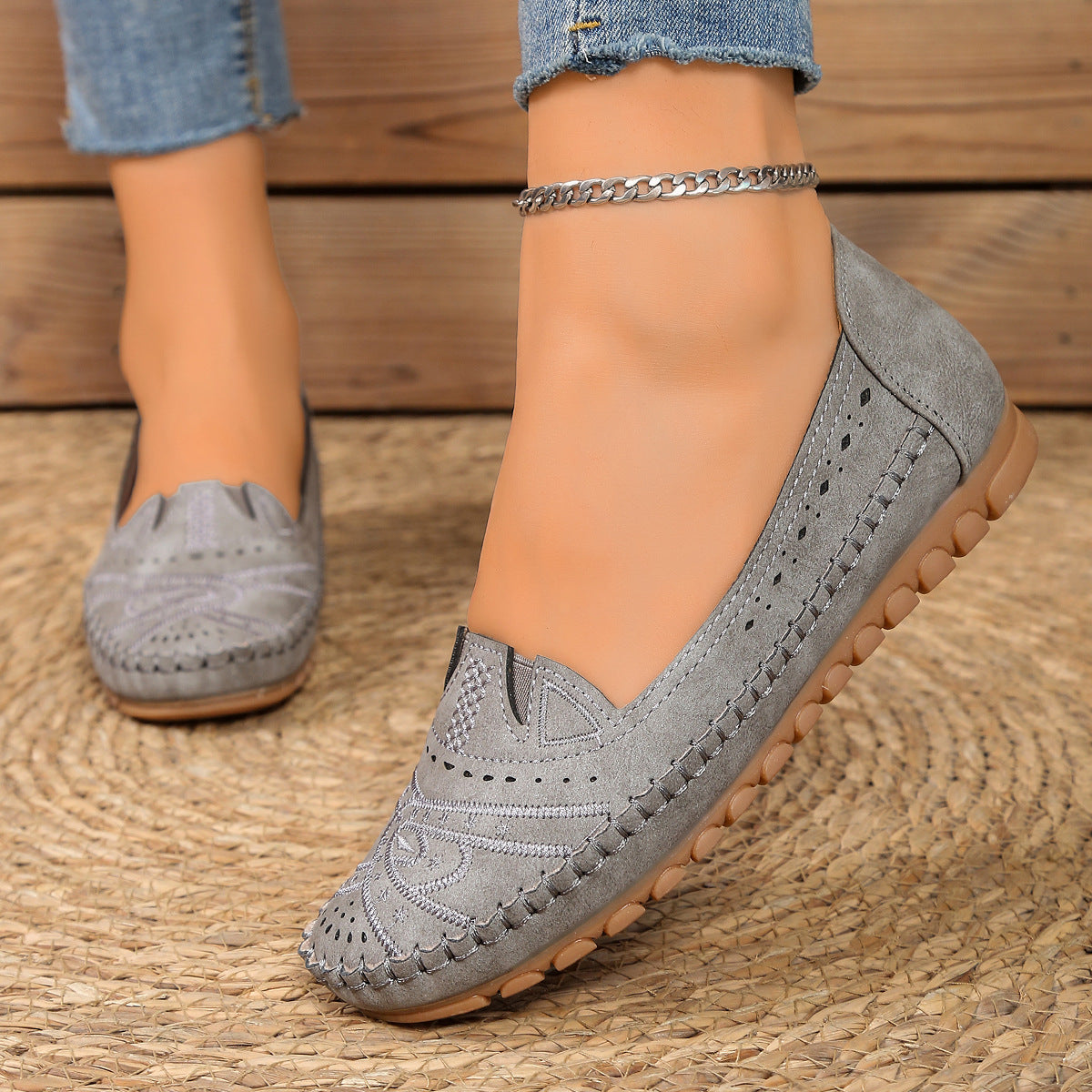 Mocassins Iseult gris à pampilles, cuir texturé perforé et semelle marron.