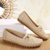 Mocassins beige à bride bouclée, perforations et semelle crantée en gomme