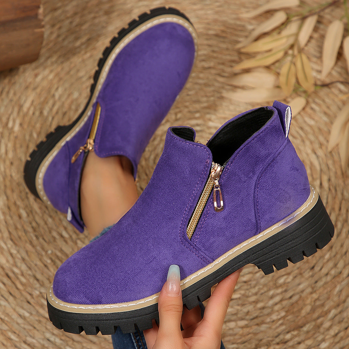 Bottines pourpres en suédine à double zip doré et semelle crantée noire.