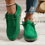 Mocassins en daim vert, lacets et coutures ton sur ton