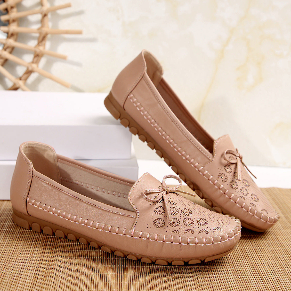 Mocassins camel à nœud et motif ajouré, coutures contrastées et semelle gomme