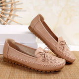 Mocassins camel à nœud et motif ajouré, coutures contrastées et semelle gomme