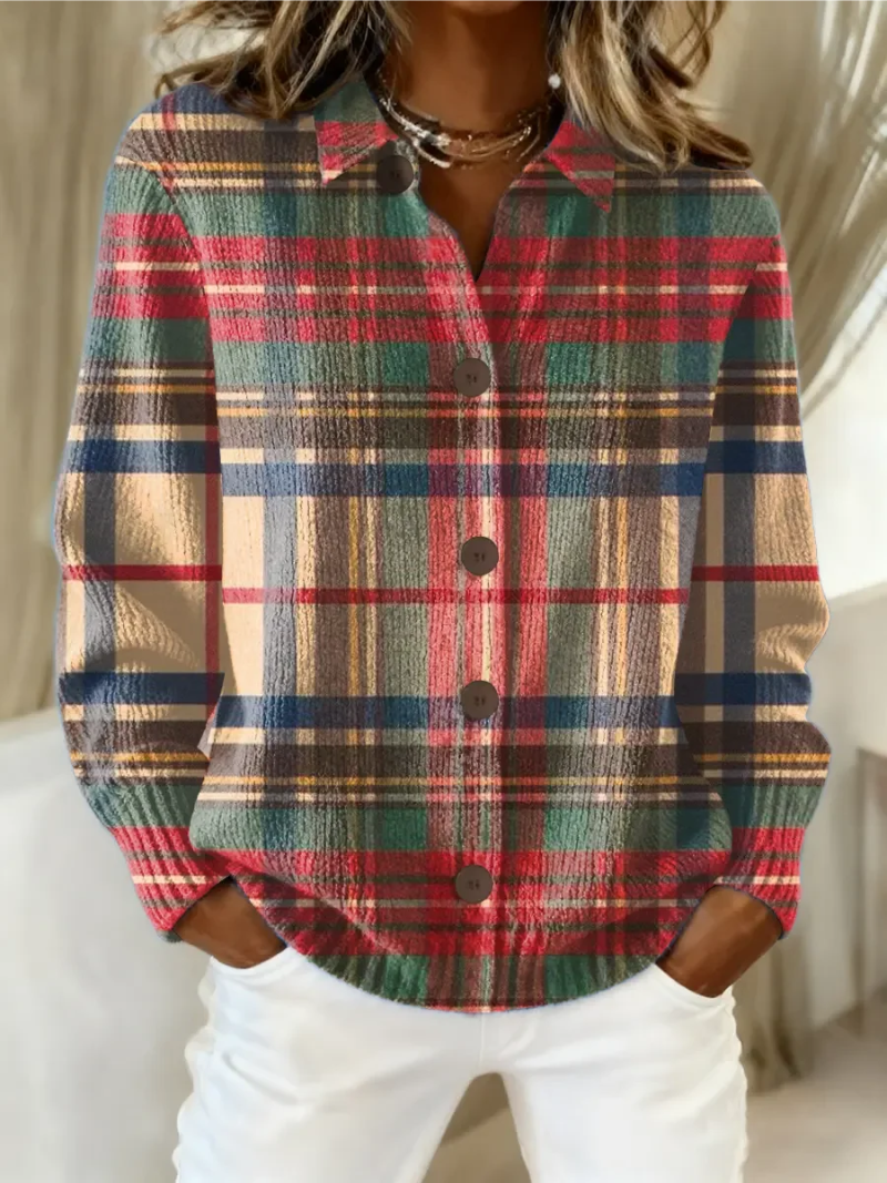 Cardigan multicolore à carreaux boutonné, manches longues, col avec patte et boutons noirs.