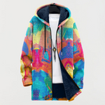 Veste multicolore à capuche, doublure bleu marine, zip visible et motif graphique coloré