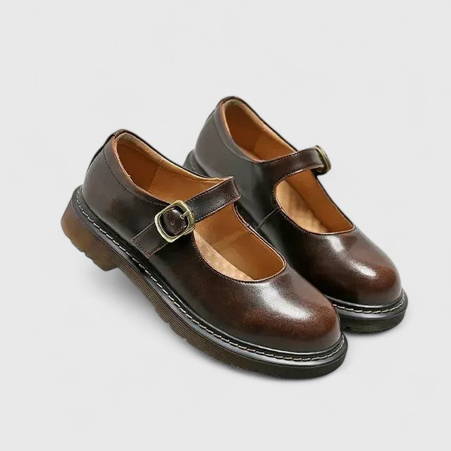 Chaussures bébé en cuir marron, deux brides à boucle et semelle plateforme épaisse.