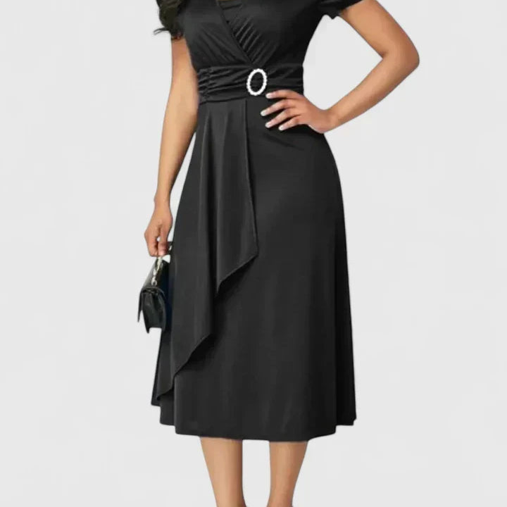 Robe midi noire à décolleté en V, manches courtes bouffantes, drapé asymétrique.