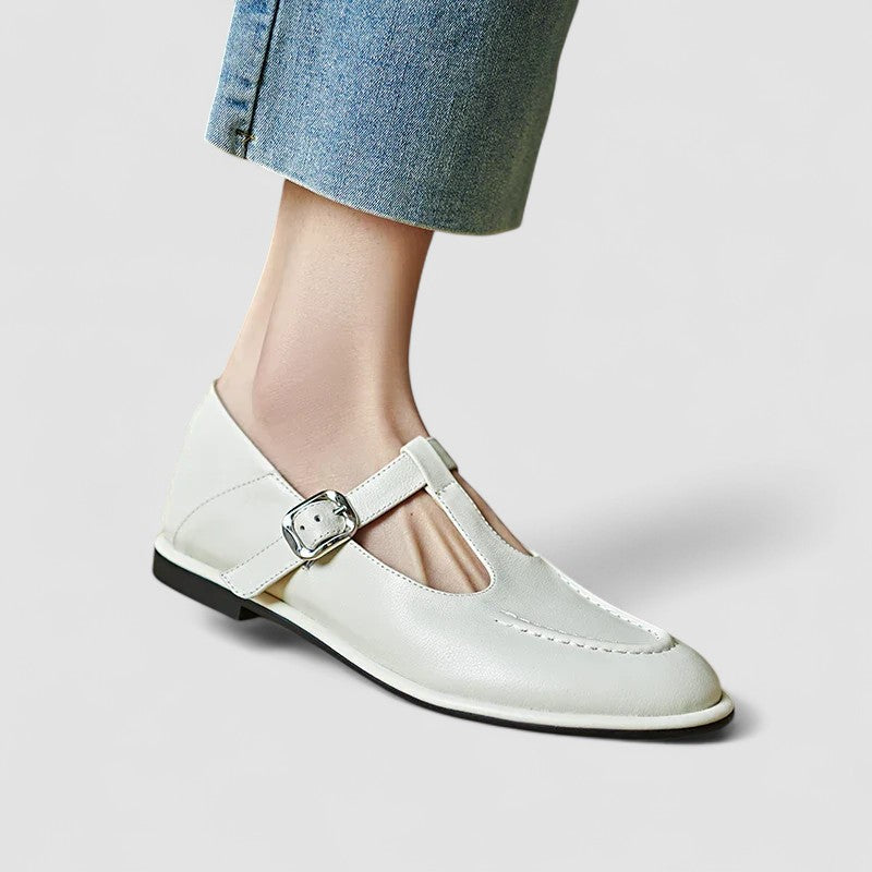 Ballerines anglaises à petit talon beige clair, bride à boucle, bout en amande