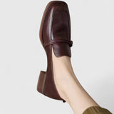 Mocassins à bout carré en cuir marron, vue de profil avec talon bloc et bride.