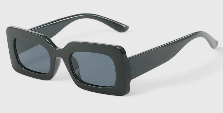 Lunettes de soleil carrées noires, verres foncés, branches incurvées.