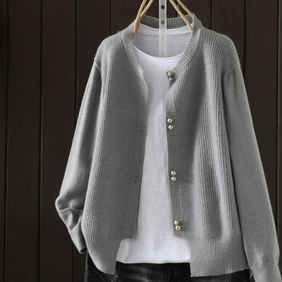 Cardigan gris boutonné, manches longues, maille texturée, patte de boutonnage au centre