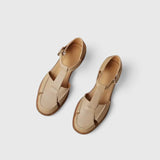 Paire de sandales fermées beiges, brides avec boucle métal, semelle épaisse