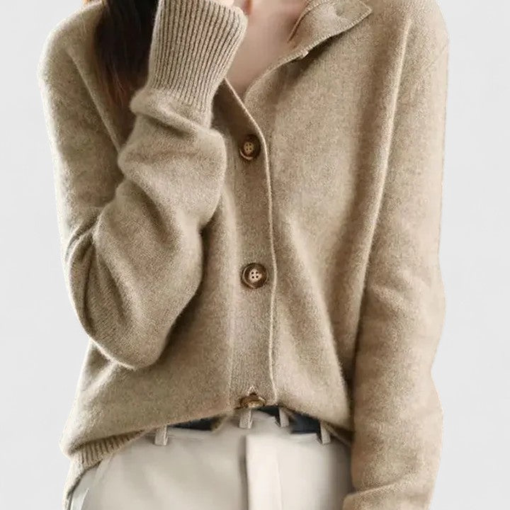 Cardigan beige kaki boutonné avec col chemise et bordures côtelées aux poignets.