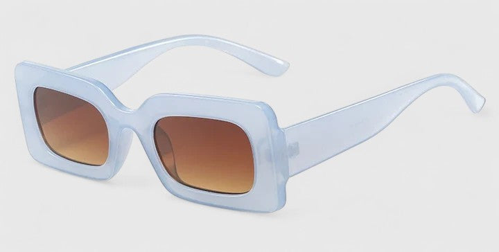 Lunettes de soleil bleu clair, verres marron dégradé, monture carrée arrondie.