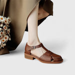 Sandales fermées marron avec brides croisées et boucle, porté avec un pantalon