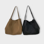 Deux sacs cabas en toile : noir et marron, anses longues, grand volume.