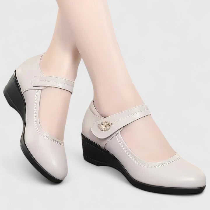 Ballerines compensées beige à bout fermé, bride réglable, semelle compensée noire