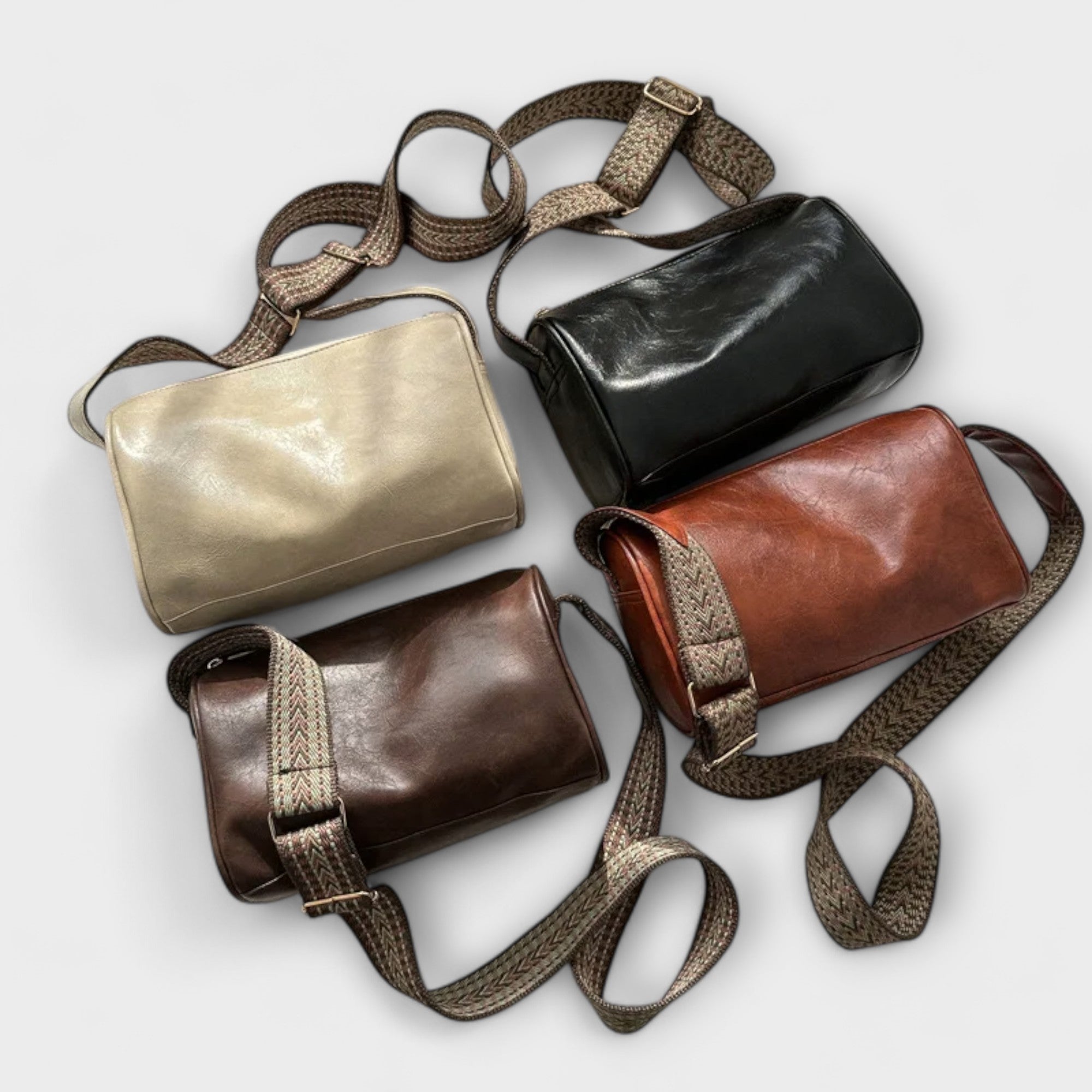 Sacs bandoulière vintage en cuir, plusieurs coloris : sable, noir et marron.