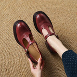 Chaussures Mary Jane à talon bloc rouge bordeaux, bride à boucle et bout rond