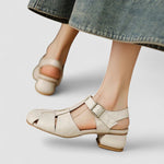 Sandales bébé beige à talon bas, bout ouvert, bride à boucle sur le côté