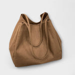 Sac cabas en toile marron, anses longues et surpiqûres, grand format.