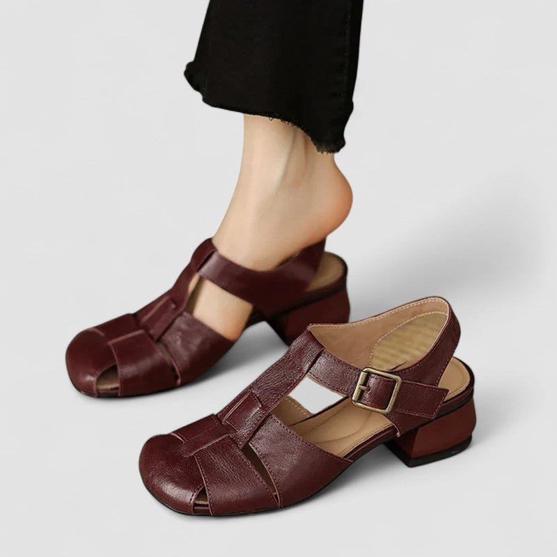 Bottines babies ajourées marron à talon avec bride à boucle