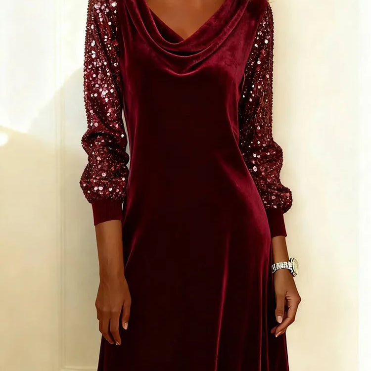 Robe en velours bordeaux avec encolure drapée et manches longues en tulle pailleté.