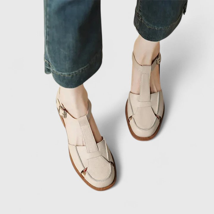 Sandales fermées beiges sur fond clair, brides avec boucle et semelle en bois